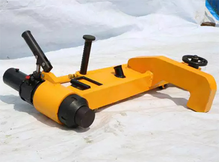 鋼軌彎曲鐵路工人怎么解決的?